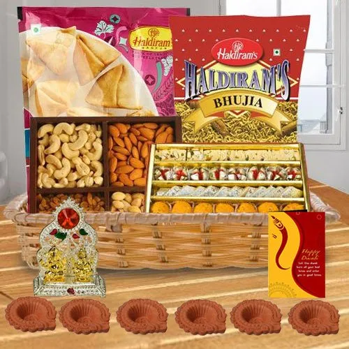 Exclusive Sweets N Snacks Gift Hamper Exclusive Sweets N Snacks Gift Hamper