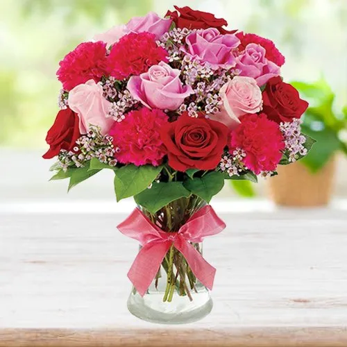 Online Deliver Mixed Flowers in a Glass Vase