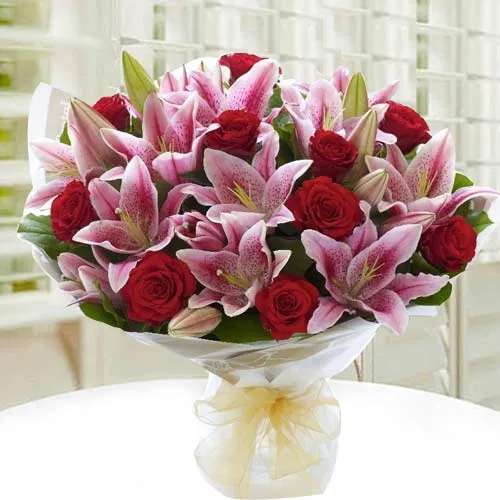 Send Bouquet of Roses N Lilies Online